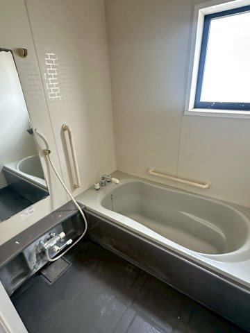 又野3丁目　中古戸建の浴室|清潔感あふれる浴室は、日々の生活に欠かせない癒やしの空間を提供します。バストイレが分かれているため、家族がそれぞれのタイミングで気兼ねなく使用できるのも大きな利点です。