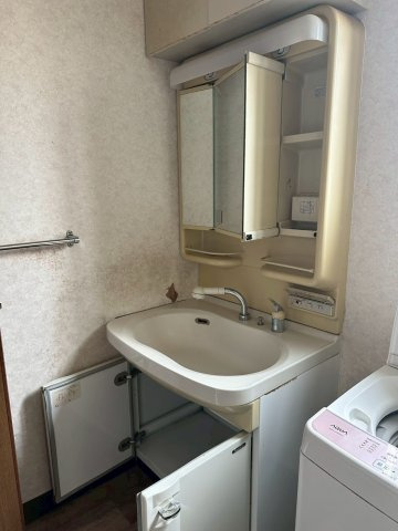 又野3丁目　中古戸建の独立洗面台|洗面台に収納があるので、化粧品や日用品のストックを保管できます。