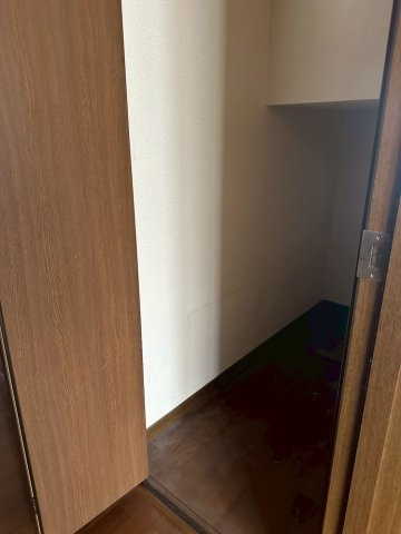 又野3丁目　中古戸建の収納|階段下に収納があり、デッドスペースを有効活用しています。掃除用具を収納できるので、日々のお手入れが効率よくできます。