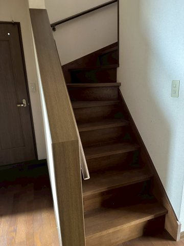 又野3丁目　中古戸建の内装|階段には手すりがついているので、ご高齢の方や足が悪い方でも昇り降りしやすいです。