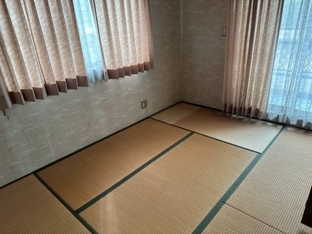 又野3丁目　中古戸建の和室|陽当たりが良く、日中は照明なしでも明るく過ごせる居室です。バルコニーに直結しているため、外の空気を取り入れやすく、気分転換もすぐに行えます。クローゼットを活用して、自分好みの整った空間を創出できます。