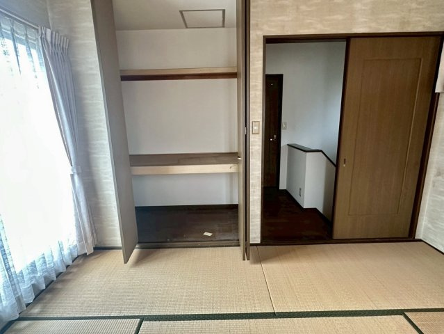 又野3丁目　中古戸建の和室|2階の和室にも収納があり、布団や洋服を整理しやすいです。日当たり良好で気持ちの良い生活ができます。