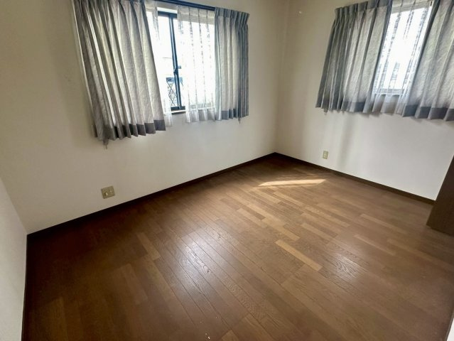 又野3丁目　中古戸建の洋室|2階に位置する南向きの洋室は、プライベートな時間を大切にできる明るいお部屋です。大きな収納スペースがあり衣類や私物を一括管理できるため、室内を広く使えます。主寝室や書斎として使いやすい居室です。