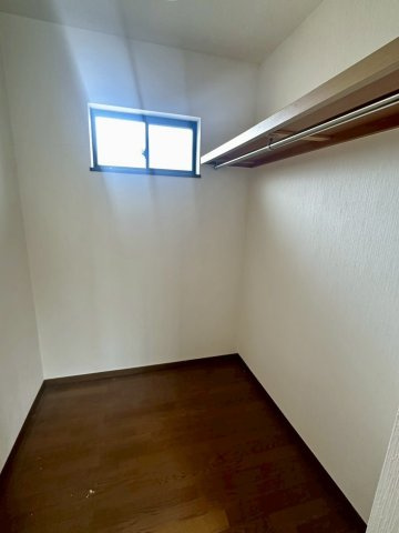 又野3丁目　中古戸建の収納|2階に納戸があり、季節ものの洋服を保管できます。十分な広さがあるのでご家族の成長と共に様々な使い方ができます。