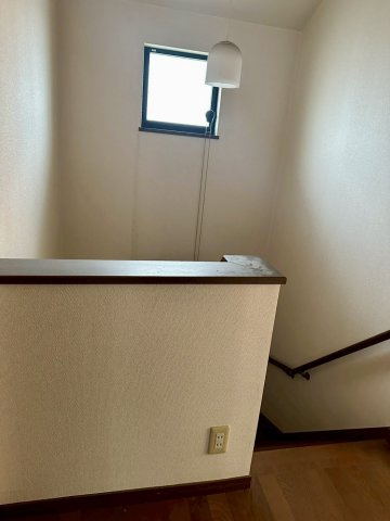 又野3丁目　中古戸建の内装|階段に窓があるのでしっかりと光が入り、明るい住宅です。2階の廊下にもコンセントがあるので、日々のお掃除もしやすいです。