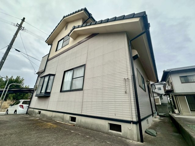 又野3丁目　中古戸建の外観|落ち着いた佇まいの中古戸建は、並列2台駐車可能なゆとりある敷地が魅力です。カーポート付きで雨の日でも車への移動が苦にならず、大切な愛車を日差しや汚れから守りながら長く綺麗に維持できます。
