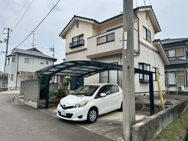 又野3丁目　中古戸建の外観|南向きの平坦地に建つ陽当たりの良い住まいです。前面道路との接地面が広く、車の出し入れもスムーズに行えます。