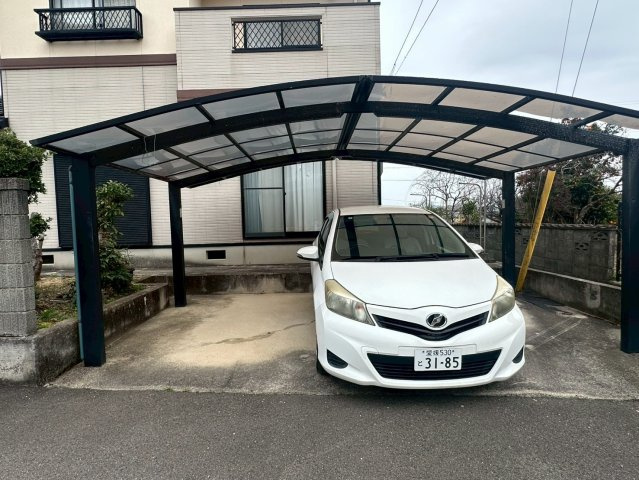 又野3丁目　中古戸建の駐車場|駐車スペースには屋根付きのカーポートがあり、機能性と利便性を両立しています。2階のバルコニーがアクセントとなる外観は、南からの光を効率よく取り込む造りです。