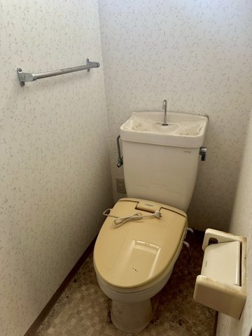 又野3丁目　中古戸建のトイレ|2階にもトイレがあり、夜中に階段を上り下りする必要がなく、家族全員が安心して暮らせる優しい設計になっています。