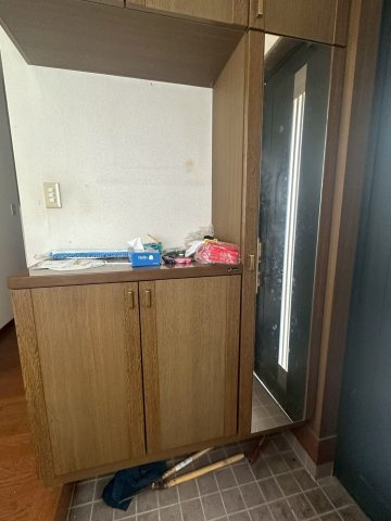又野3丁目　中古戸建の玄関|玄関にはシューズボックスがあり、ご家族の靴をそれぞれ収納できます。鏡もついているので、お出かけ前の身だしなみチェックができます。