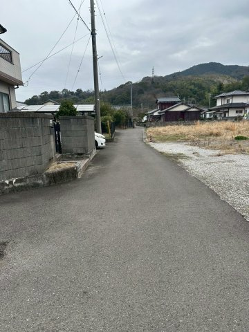 又野3丁目　中古戸建の前面道路含む現地写真|南側に道路が面しているので日当たり良好です。山が見える閑静な住宅地です。