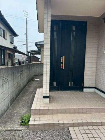 又野3丁目　中古戸建の外観|玄関ポーチには屋根があるので、雨の日もストレスなく出入りできます。