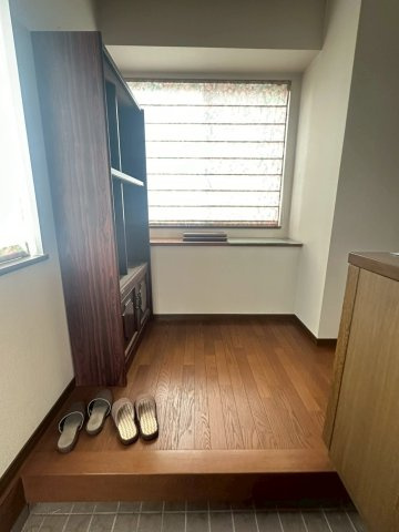 又野3丁目　中古戸建の内装|玄関から入ると窓からの光で明るく出迎えてくれます。廊下にあがる段差が低いため、足が悪い方でも安心です。