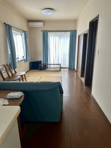 又野3丁目　中古戸建の居間・リビング|陽当たり良好なリビングは、家具の配置がしやすい広々とした空間です。和室と隣接しているため、扉を開放することでさらに奥行きのある空間としても活用できます。家族の成長に合わせて自由に使いこなせます。