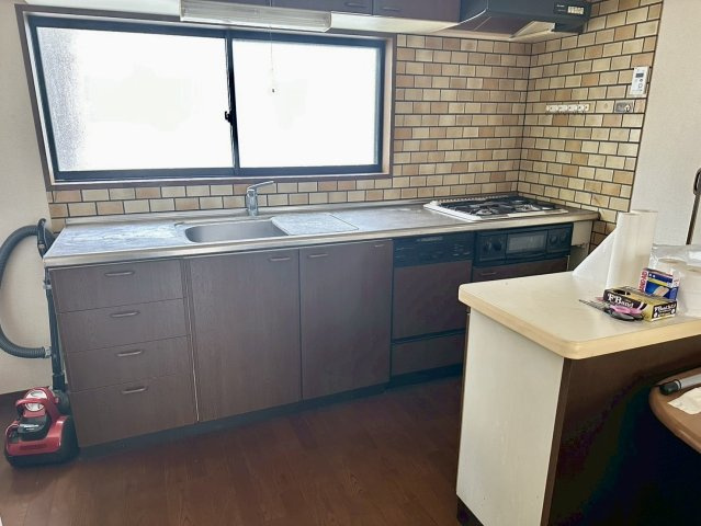 又野3丁目　中古戸建のキッチン|窓から自然光が差し込む明るいキッチンです。手元が明るいため調理がスムーズに進み、換気もしやすく快適な空間を保てます。上下と背面に備わった収納を活用して、調理器具もすっきりと整理可能です。