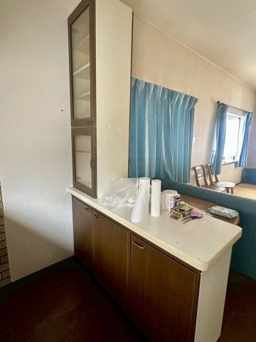 又野3丁目　中古戸建の収納|キッチン背面にも収納があり、キッチン用品を整理しやすいです。