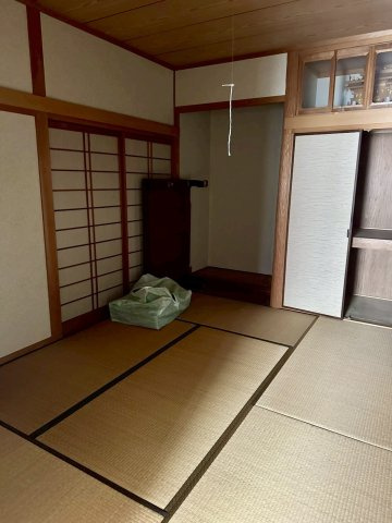 又野3丁目　中古戸建の和室|リビングと繋がる和室は、開放して広々使うことも、閉め切って個室として使うことも可能です。客間としての利用はもちろん、小さなお子様のお昼寝スペースとしても重宝します。