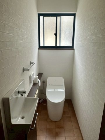 又野3丁目　中古戸建のトイレ|温水洗浄便座を採用したトイレは、清潔感があり心地よい空間です。窓があるので換気しやすく、快適に利用できます。