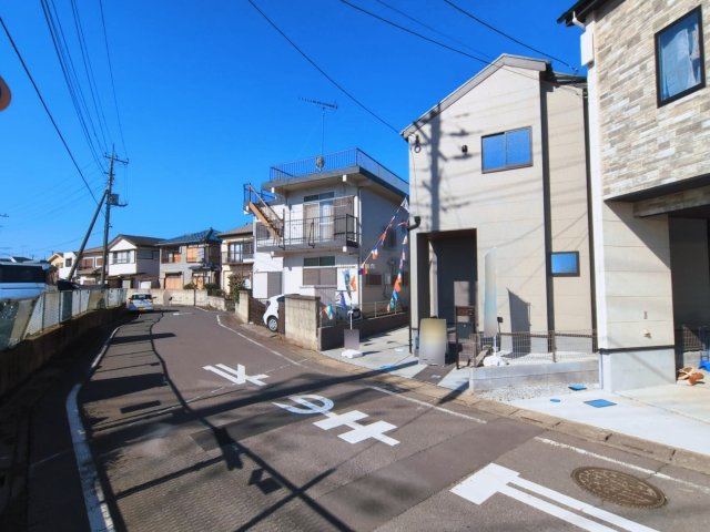 富士見市渡戸２丁目の新築一戸建の前面道路含む現地写真