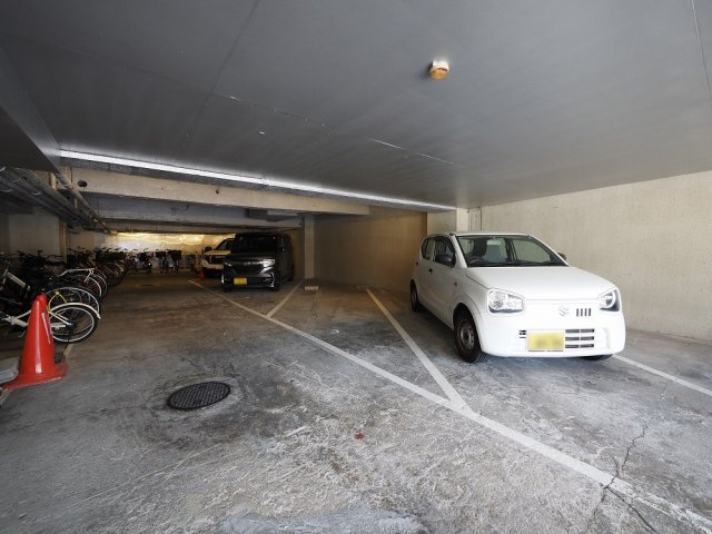 ニューライフ赤坂の駐車場