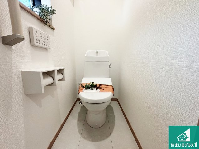 高槻市寿町　新築一戸建てのトイレ|1・2階の2ヶ所にあるので、朝の忙しい時間の順番待ちもなく、深夜の利用にも大変便利です。