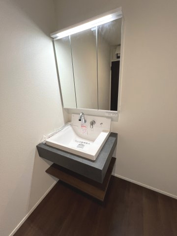 瑞穂町高根　新築戸建全6棟の独立洗面台|身だしなみを整えやすく、収納たっぷりの三面鏡付洗面化粧台☆