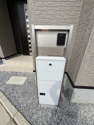 瑞穂町高根　新築戸建全6棟のその他|不在時に荷物を受け取れる便利な宅配BOX付き。