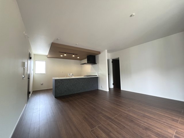 瑞穂町高根　新築戸建全6棟の居間・リビング|LDK広々17.2帖！