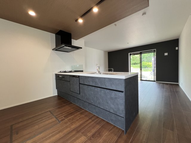 瑞穂町高根　新築戸建全6棟のキッチン|収納たっぷりのシステムキッチン