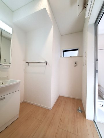 三郷市　早稲田6丁目　新築戸建　全4棟の洗面所|脱衣スペースを含む空間はゆとりの広さ