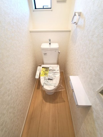 三郷市　早稲田6丁目　新築戸建　全4棟のトイレ|小窓をつけて明るさをプラス！温水洗浄便座付きです