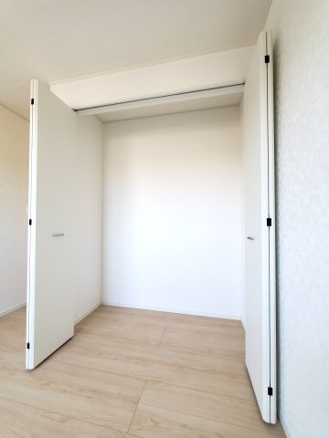 三郷市　早稲田6丁目　新築戸建　全4棟の収納|衣類以外の収納も出来るクローゼットです
