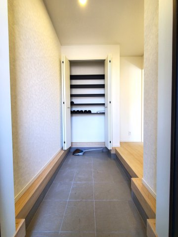 三郷市　早稲田6丁目　新築戸建　全4棟の玄関|収納もある玄関です