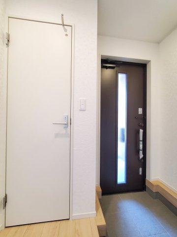 三郷市　早稲田6丁目　新築戸建　全4棟の玄関|明るい玄関です