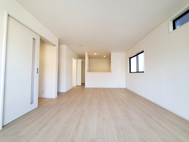 三郷市　早稲田6丁目　新築戸建　全4棟の居間・リビング|広いリビングは家族が自然と集まる居心地の良い空間