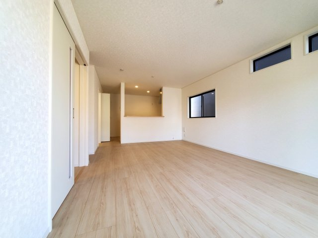 三郷市　早稲田6丁目　新築戸建　全4棟の居間・リビング|陽当り良好なリビング家族みんなが爽やかに健やかに過ごせます