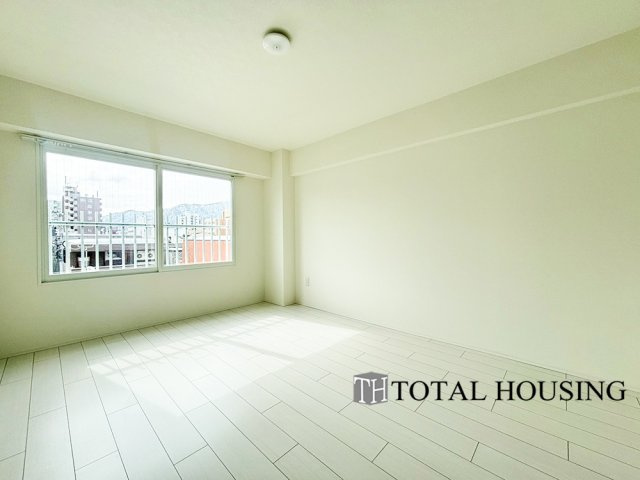 【洋室】 | 南4条セントラルハイツ | 洋室　約7.3帖
お陽さまの光とさわやかな風をたっぷりとりこめます。室内はいつも明るい印象なので気持ちの良い朝を迎えられます。毎日の生活も明るくなりそうです。間取りも使いやすく大きなベッドも置けます♪