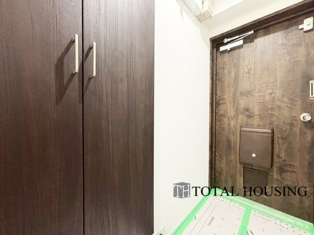 【玄関】 | 南4条セントラルハイツ | 人を迎え入れる最初の場所だからこそ、清潔感と余裕のある玄関スペースです♪散らかりがちな玄関ですが、トールサイズの玄関収納を設けたのでいつでもスッキリとした場所を保てます。