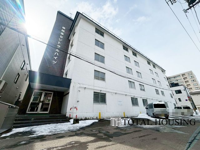 【外観】 | 南4条セントラルハイツ | シンプルで洗練されたマンション外観は、住む人のセンスを引き立て、落ち着いた雰囲気を提供します。