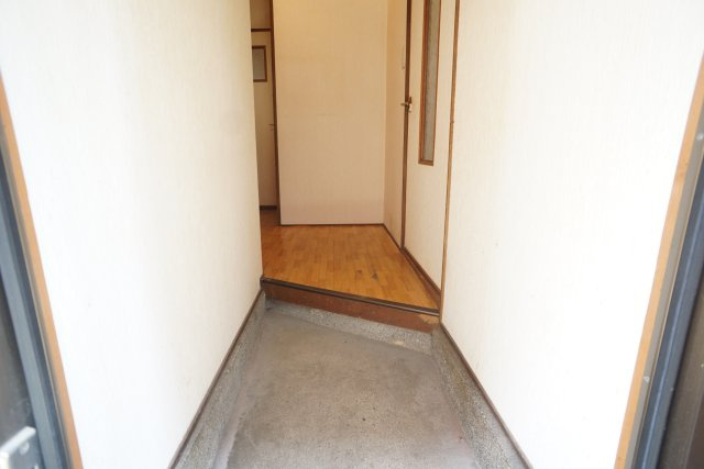 川面6丁目貸家の玄関