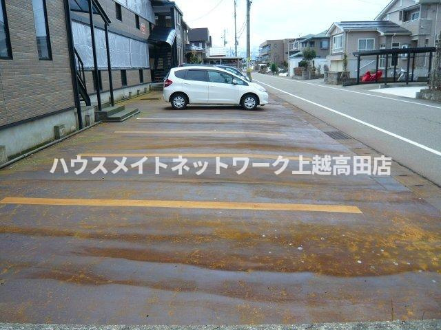 ハイツ２５の駐車場|消雪付駐車場
