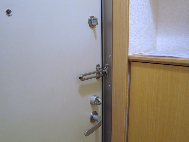 シャルマン　ドミール　Ａのセキュリティ|ダブルロック・ドアガード付きの玄関ドアです。