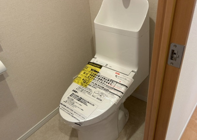 【トイレ】 | コスモ玉川学園前 | トイレは大きさや形、機能、抗菌性などが異なる多種多彩なタイプが各メーカーから出ています。それぞれに良さがあるため、事前にどういったタイプのトイレがいいのかをご家庭内で決めて、内見に行くといいでしょう。