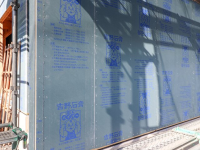 【構造・工法・仕様】 | 耐力面材として使用する耐震ボード「タイガーEXハイパー」。高強度、防耐火、軽量、優れた透湿性、高耐久、ゼロアスベスト、低ホルムアルデヒドなど、多彩な特長を備えています。