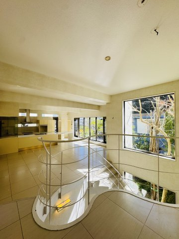 Kamakura Atelier Houseｰ鎌倉市笛田の居間・リビング