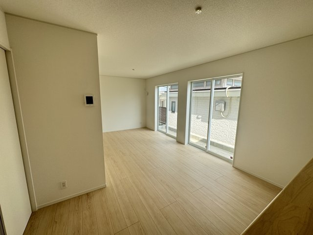 うるま市与那城屋慶名　第6（全4棟）3号棟の居間・リビング|3号棟　LDK16帖＋畳コーナー3帖付き♪