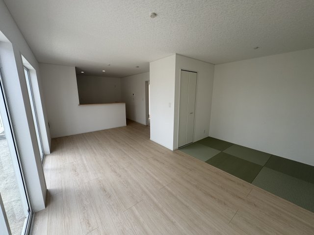 うるま市与那城屋慶名　第6（全4棟）3号棟の居間・リビング|3号棟　LDK16帖＋畳コーナー3帖付き♪
