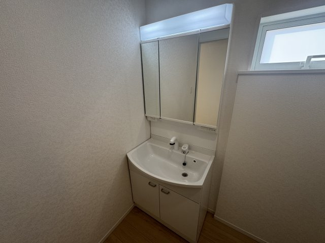 うるま市与那城屋慶名　第6（全4棟）3号棟の独立洗面台|3号棟　三面鏡付き洗髪洗面化粧台♪