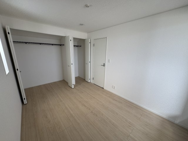 うるま市与那城屋慶名　第6（全4棟）3号棟の洋室|3号棟　洋室6帖＋Wクロゼット付き♪