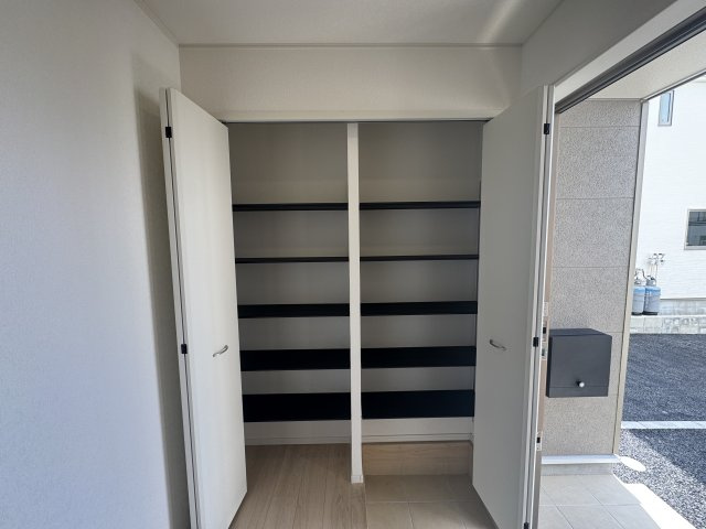 うるま市与那城屋慶名　第6（全4棟）3号棟の玄関|3号棟　十分な収納付き玄関♪土間収納付き♪